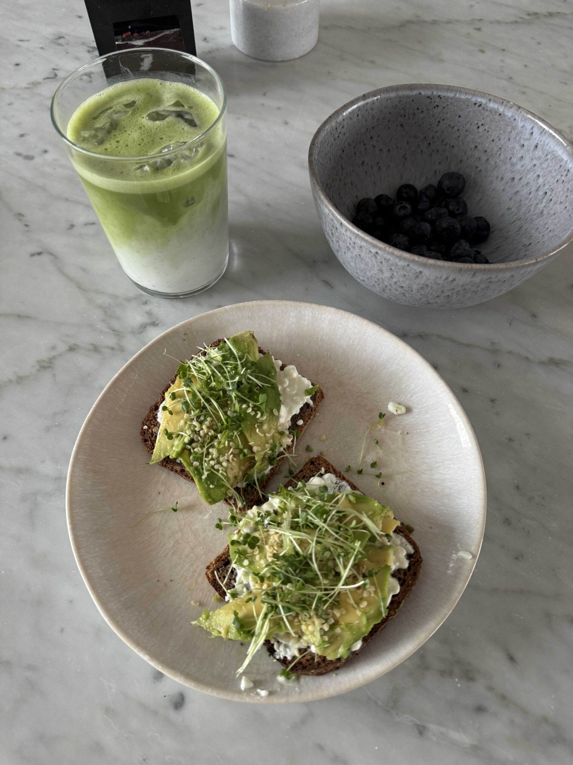 Brot mit Hüttenkäse und Avocado