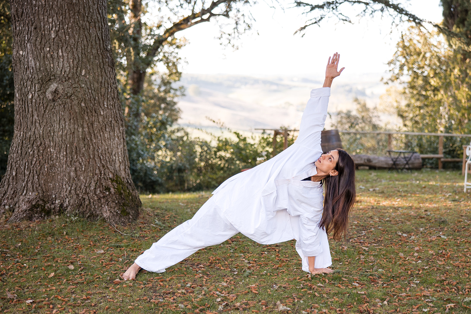 Frau beim Yoga in der Toskana