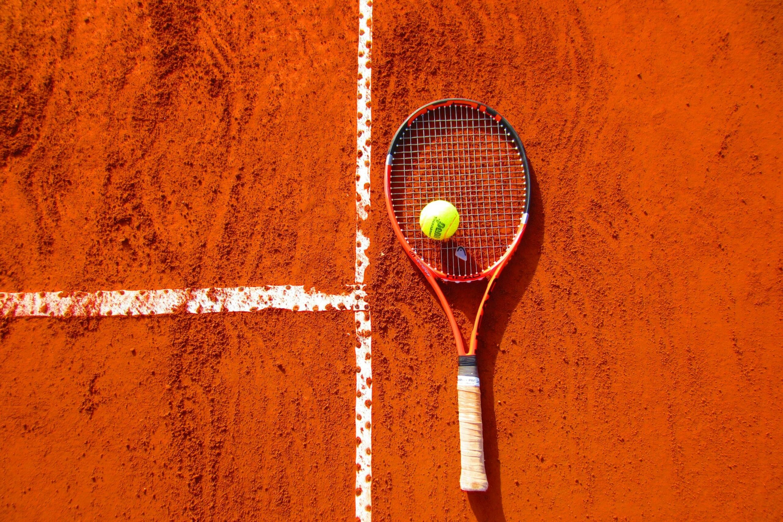 Tennisschläger mit Ball