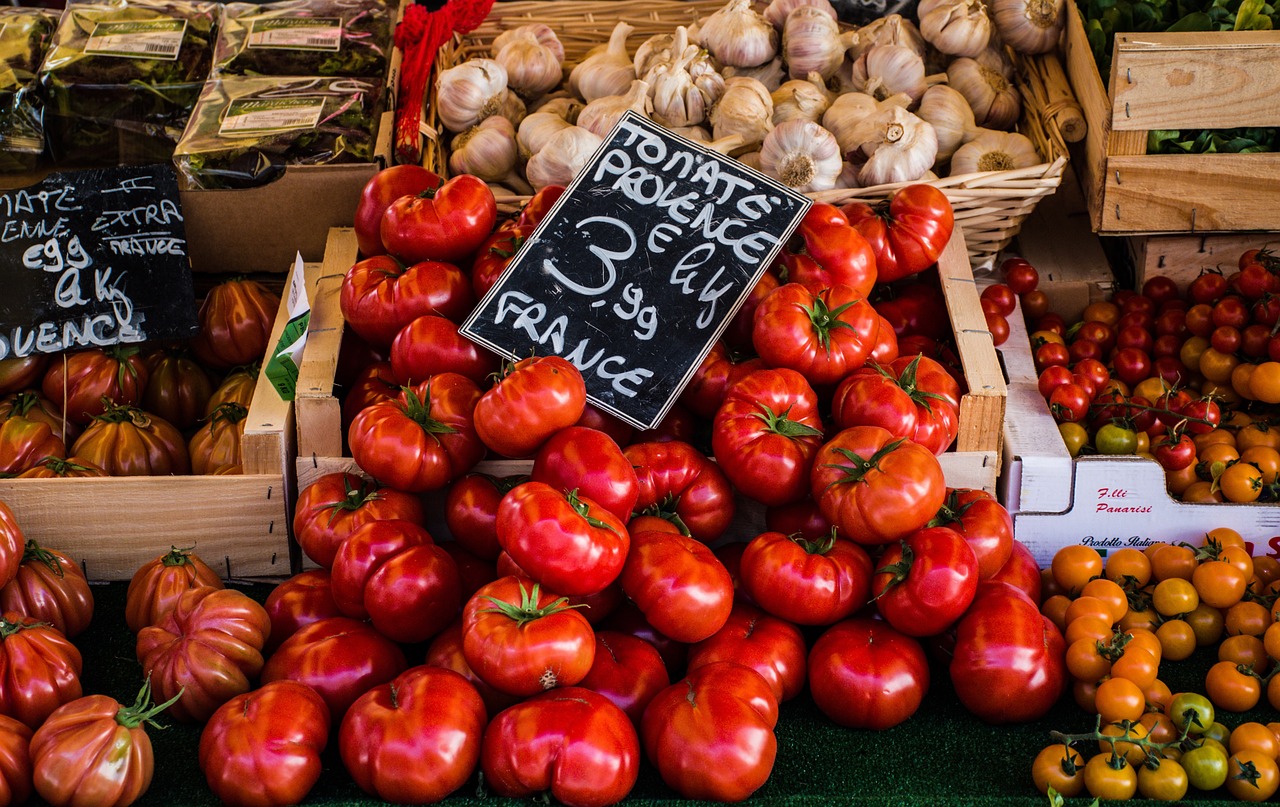 Marktstand mit Tomaten