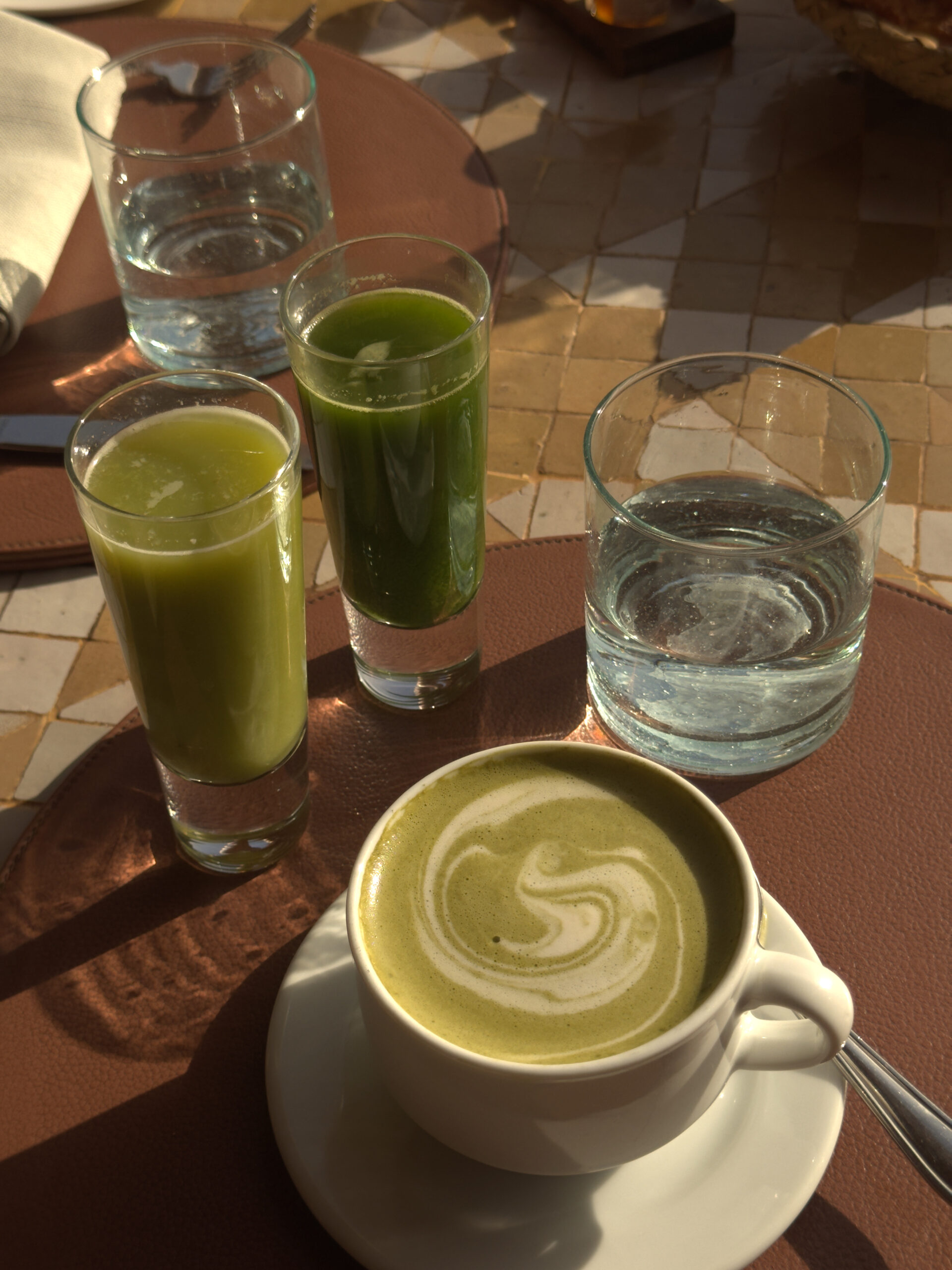 Green Juice und Wasser in Gläsern