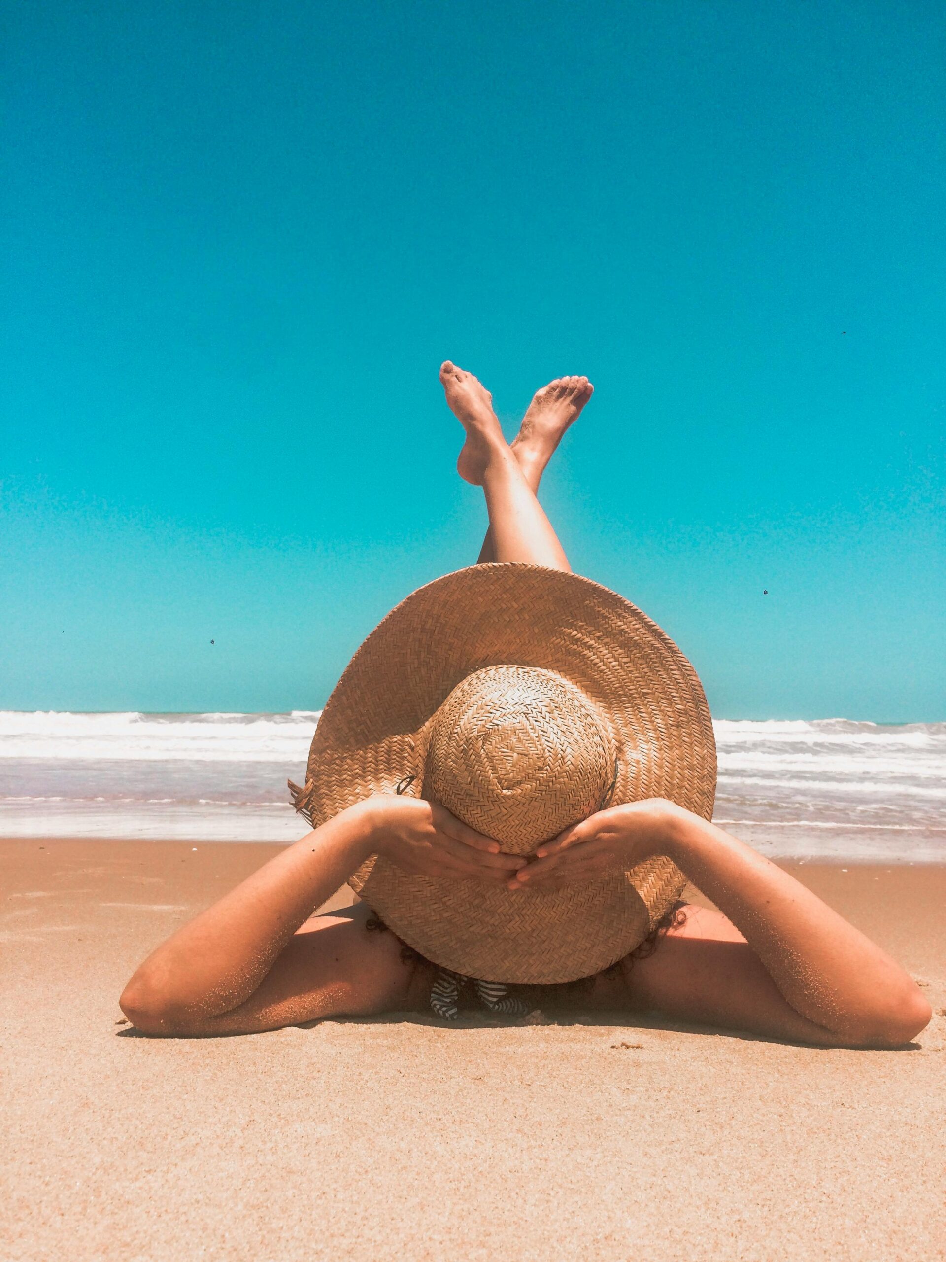 Frau sonnt sich am Strand